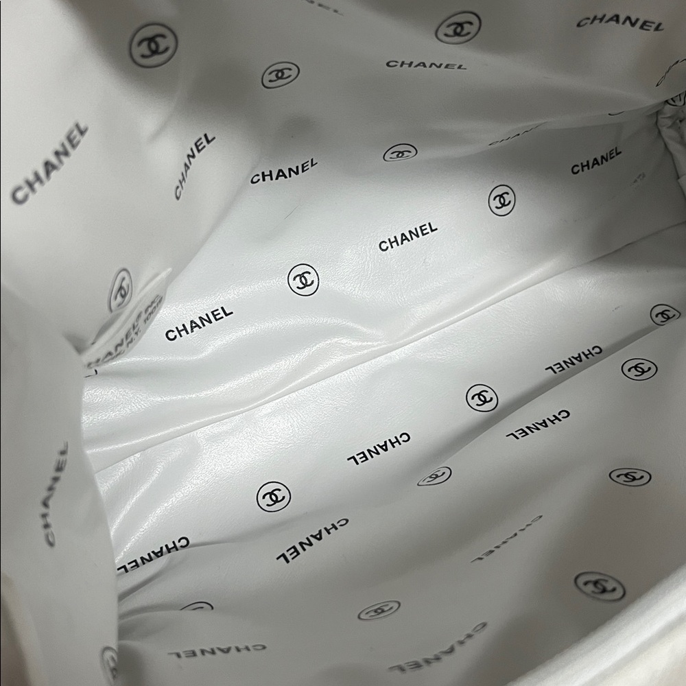 CHANEL VINTAGE CHANEL White Canvas with Black Vinyl Cosmetic bag!!! EUC!! 🤍 - Picture 6 of 8